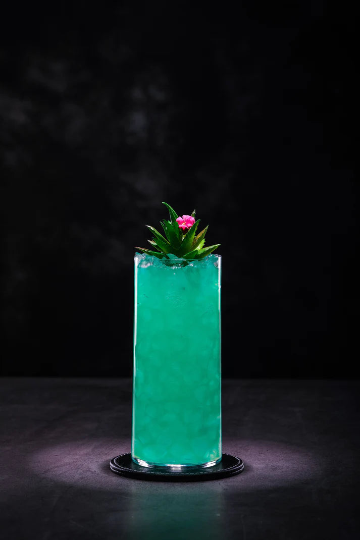 Verre Limpide en cristal classique, lignes sobres et élégantes, parfait pour moments raffinés

