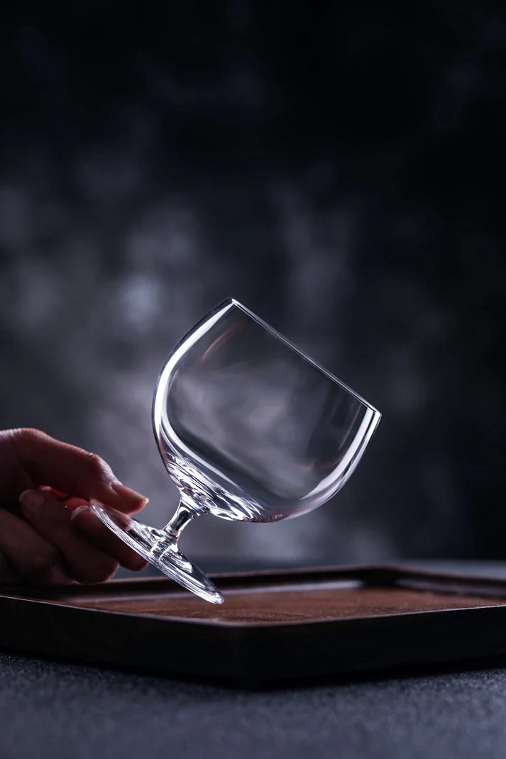 Verre Lueur Arctique en cristal, lignes épurées et reflets évoquant la beauté arctique