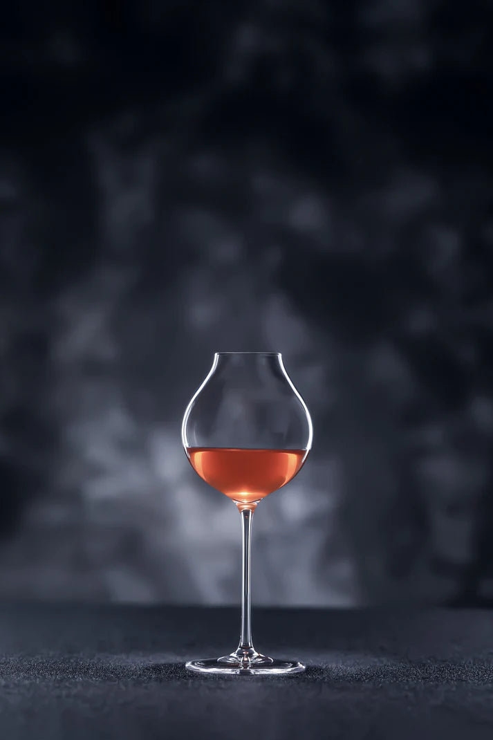 Verre Murmure Océanique, cristal élégant aux lignes fluides, parfait pour apéritifs frais et vivifiants

