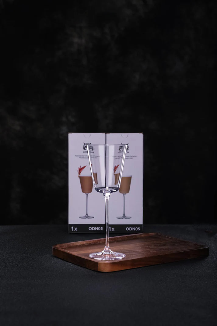 Verre Rosée de Diamant en cristal, détails lumineux évoquant la rosée, idéal pour cocktails raffinés