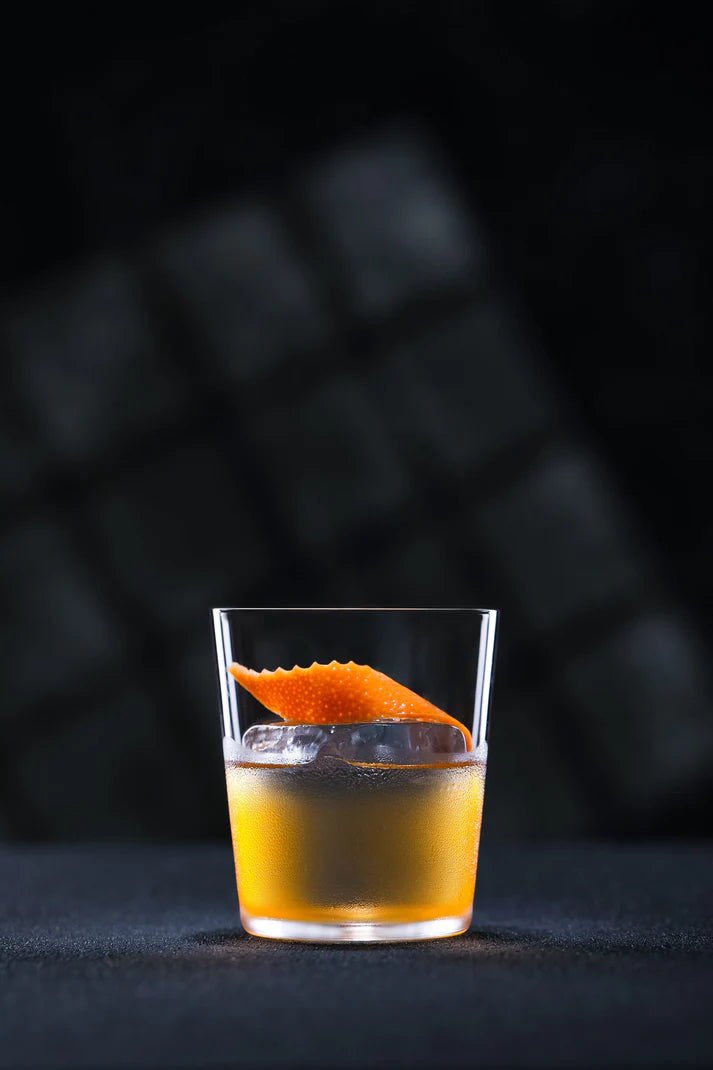 Verre en cristal Brise d’Opale, jeux de lumière subtils et reflets changeants, capturant chaque nuance à chaque mouvement