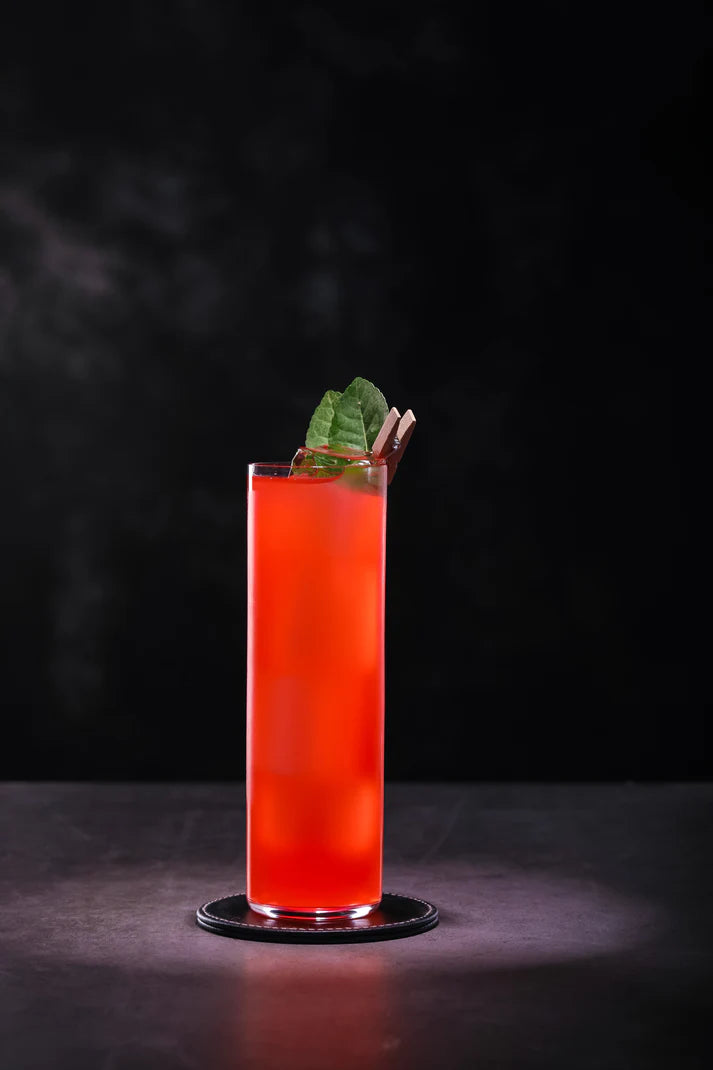 Verre en cristal Brume au Clair de Lune, contours vaporeux, éclat mystérieux sous la lueur lunaire