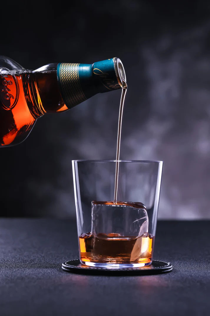 Verre Cristal Brise d’Opale, éclats subtils de lumière changeante, parfait pour apéritifs élégants

