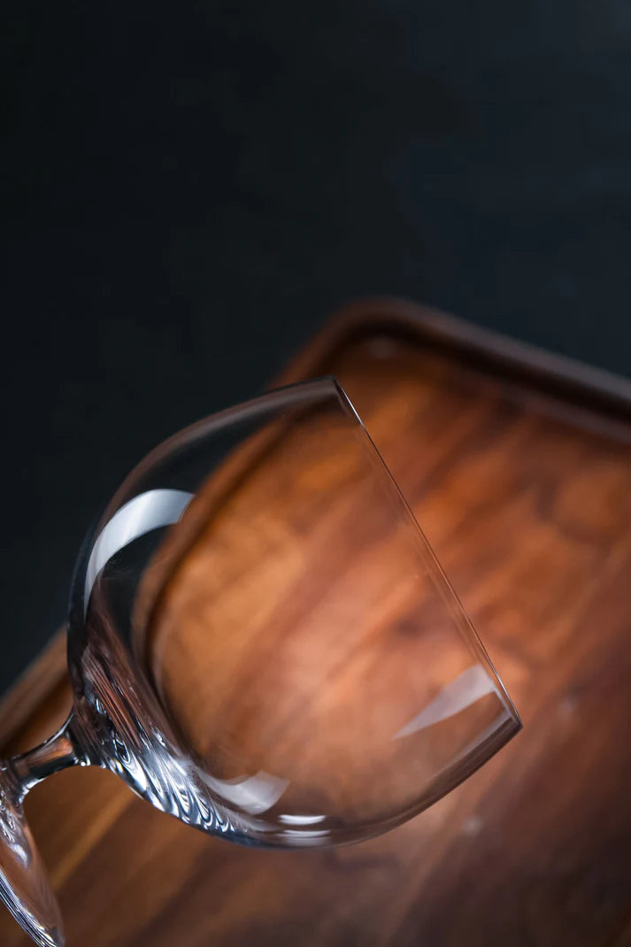 Verre en cristal Lueur Arctique, silhouette fine et pure, inspirée des étendues glacées

