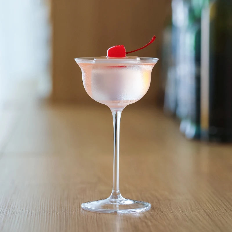 Verre Cristal Nuit des Roses, teintes florales douces, parfait pour cocktails raffinés et élégants

