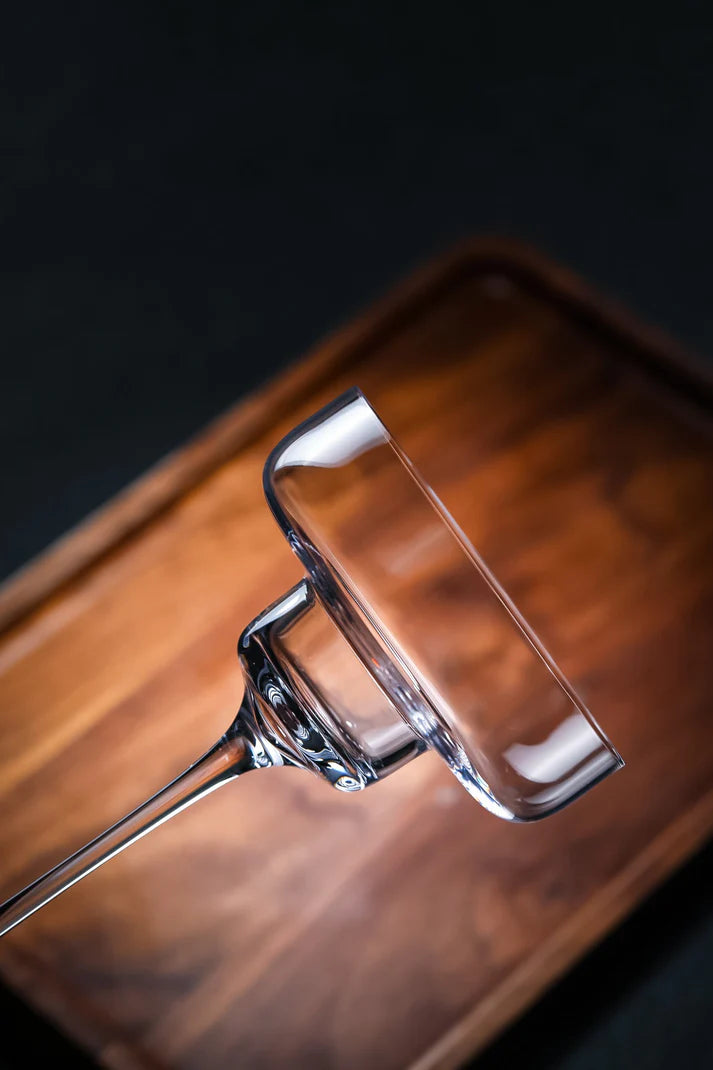 Verre Élégance Givrée en cristal, effet givré raffiné créant un contraste élégant avec la chaleur des boissons

