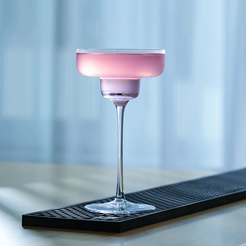 Verre Élégance Givrée en cristal, effet givré subtil, idéal pour des moments de dégustation chic