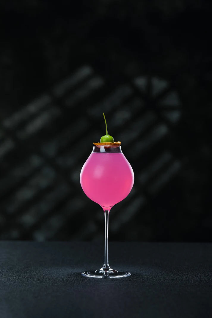 Verre en cristal Murmure Océanique, design ondulé évoquant l’eau, parfait pour boissons fraîches et vivifiantes

