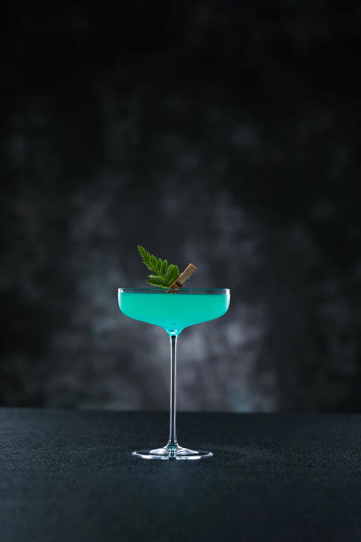 Verre en cristal Murmure de Diamant, facettes subtiles captant la lumière, bijou discret pour dégustations précieuses