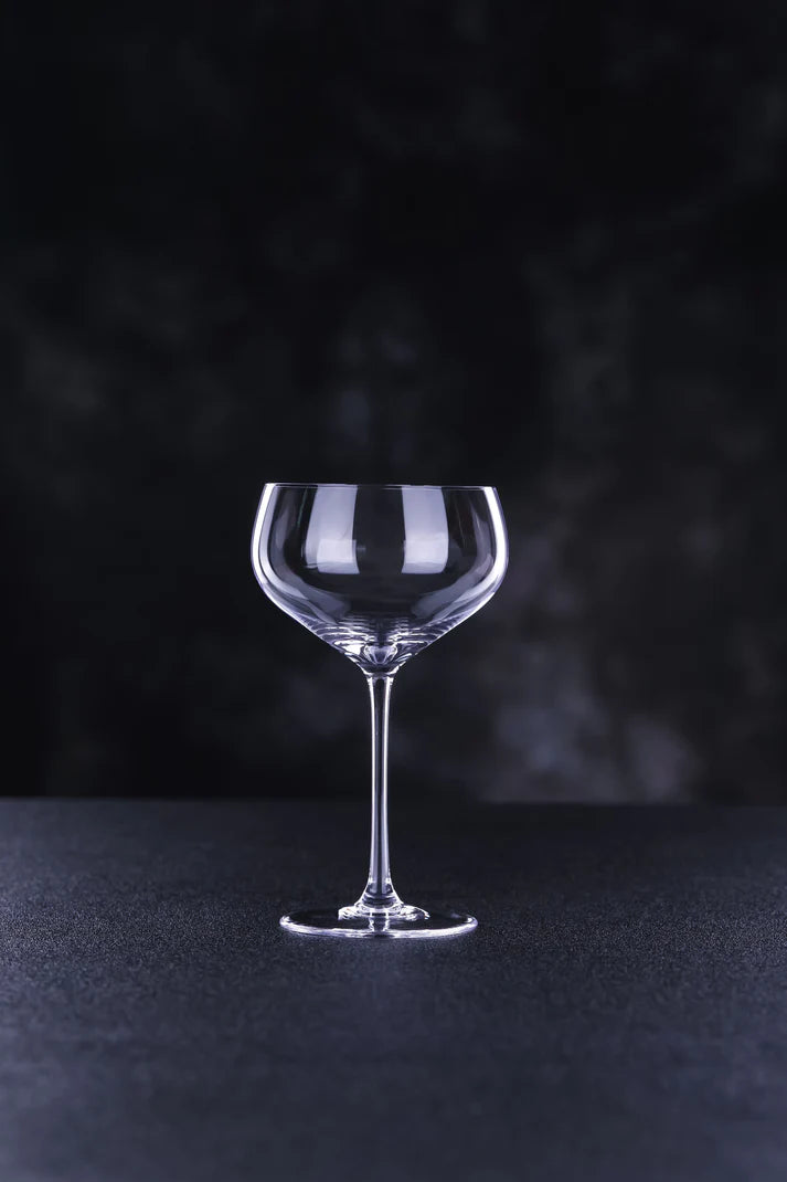 Verre en cristal Saphir Mirage, reflets profonds bleutés, idéal pour cocktails élégants