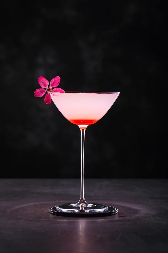 Verre en cristal Éclat Saphir, bleu profond évoquant la pierre précieuse, apportant un éclat hypnotique à chaque cocktail

