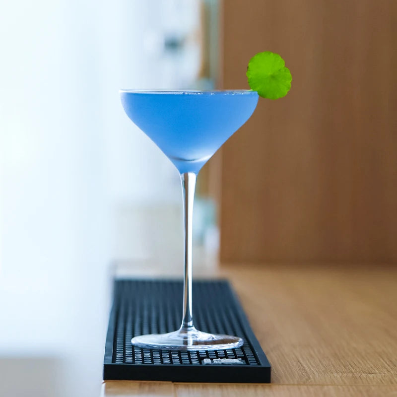 Verre Éclat Saphir en cristal, teinte bleue profonde apportant élégance et raffinement aux cocktails